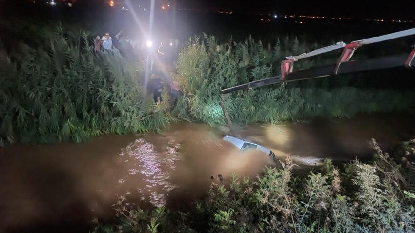 Şanlıurfa'da feci kaza! Araba sulama kanalına düştü, bir aile yok oldu Şanlıurfa'da feci kaza! Araba sulama kanalına düştü, bir aile yok oldu