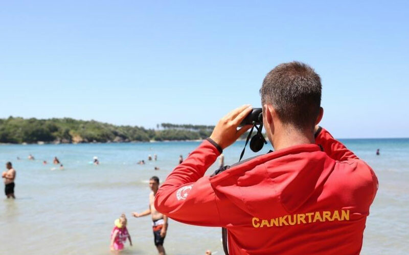 Meteoroloji uyarmıştı… Sahile kırmızı bayrak çekildi! İki ilde denize giriş yasağı
