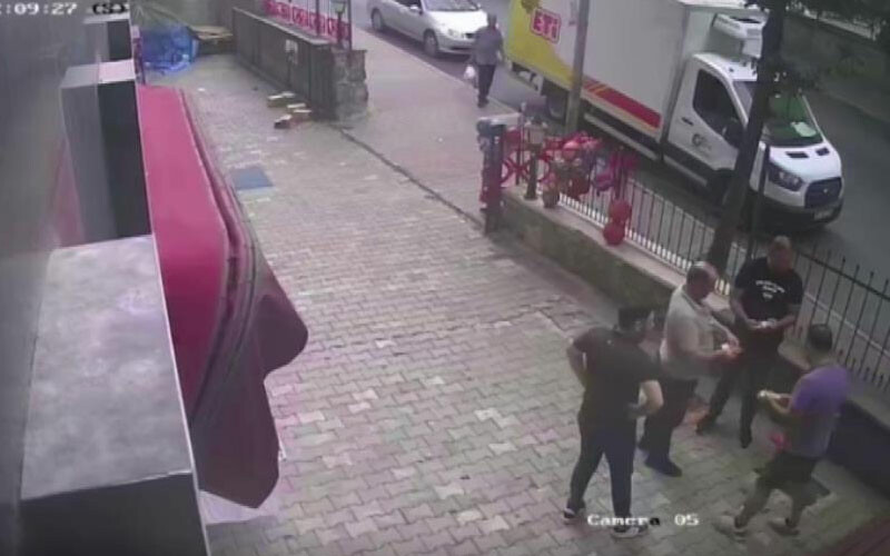 Görüntüler İstanbul'dan... 10 bin euro yola böyle saçıldı! Görüntüler İstanbul'dan... 10 bin euro yola böyle saçıldı!