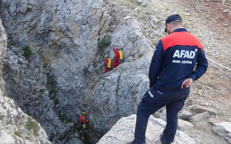 Mersin’de mağarada mahsur kalan ABD’li dağcıya 1040 metrede hayat kurtaran müdahale Mersin’de mağarada mahsur kalan ABD’li dağcıya 1040 metrede hayat kurtaran müdahale