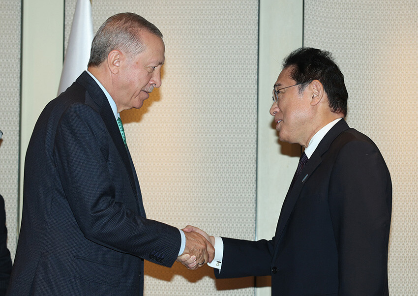 Cumhurbaşkanı Erdoğan, G20 zirvesinde ilk görüşmeyi Japonya Başbakanı ile yaptı Cumhurbaşkanı Erdoğan, G20 zirvesinde ilk görüşmeyi Japonya Başbakanı ile yaptı