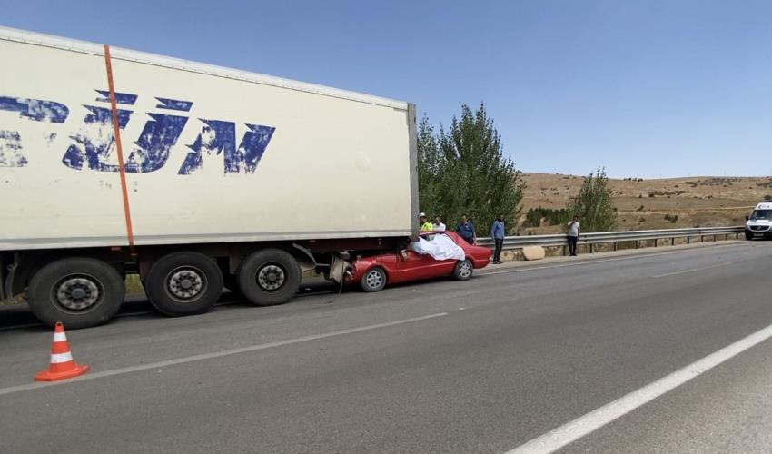 Otomobil, tıra arkadan çarptı: Sürücü hayatını kaybetti