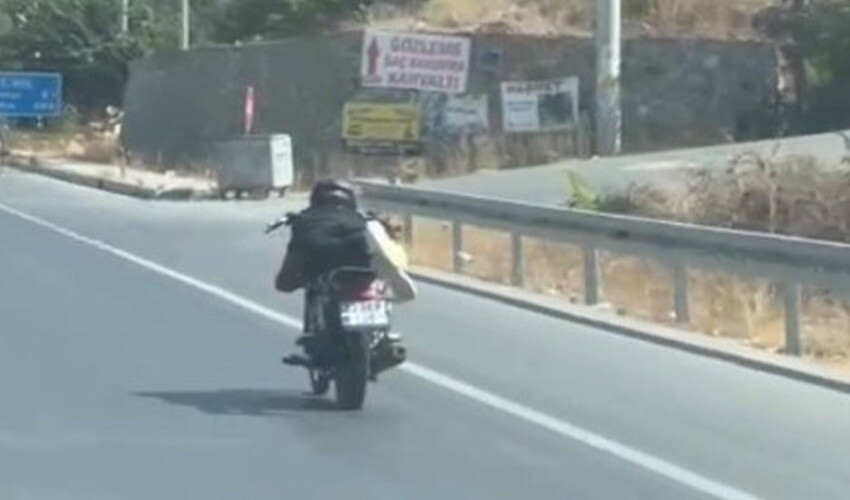Motosikletlinin tehlikeli yolculuğu anbean kamerada: Adeta yatarak kullandı Motosikletlinin tehlikeli yolculuğu anbean kamerada: Adeta yatarak kullandı