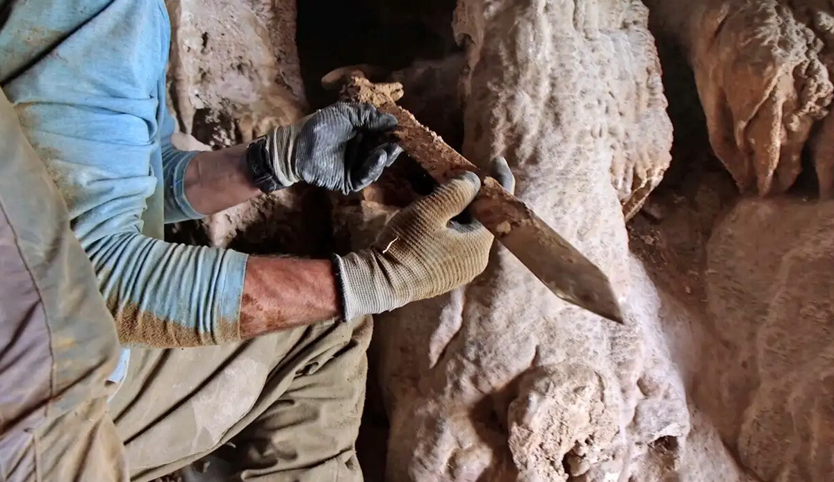 İsrailli ekip Ölü Deniz'de keşfetti: 1900 yıllık Roma kılıçları gün yüzüne çıktı