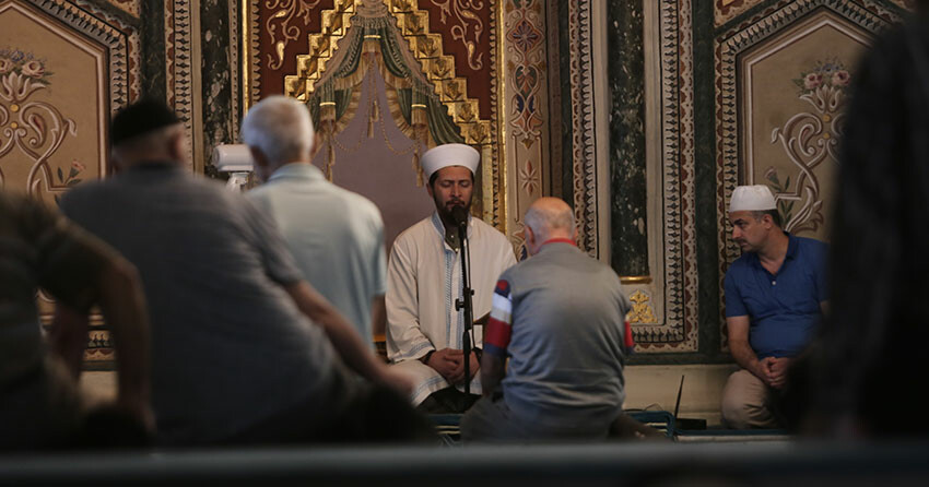 Sineklerin giremediği camiyi gören şaşkınlığını gizleyemiyor! Adeta görünmez bir perde varmış gibi, nedenini imam açıkladı Sineklerin giremediği camiyi gören şaşkınlığını gizleyemiyor! Adeta görünmez bir perde varmış gibi, nedenini imam açıkladı