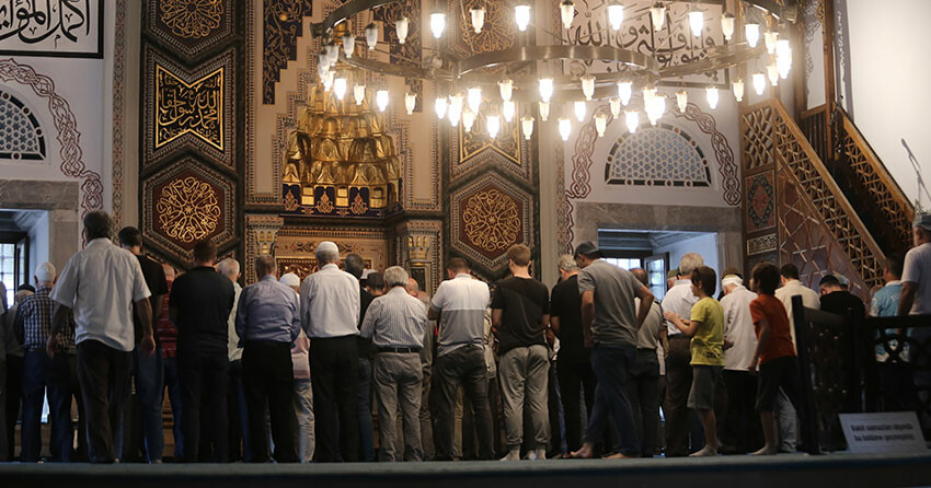 Sineklerin giremediği camiyi gören şaşkınlığını gizleyemiyor! Adeta görünmez bir perde varmış gibi, nedenini imam açıkladı Sineklerin giremediği camiyi gören şaşkınlığını gizleyemiyor! Adeta görünmez bir perde varmış gibi, nedenini imam açıkladı