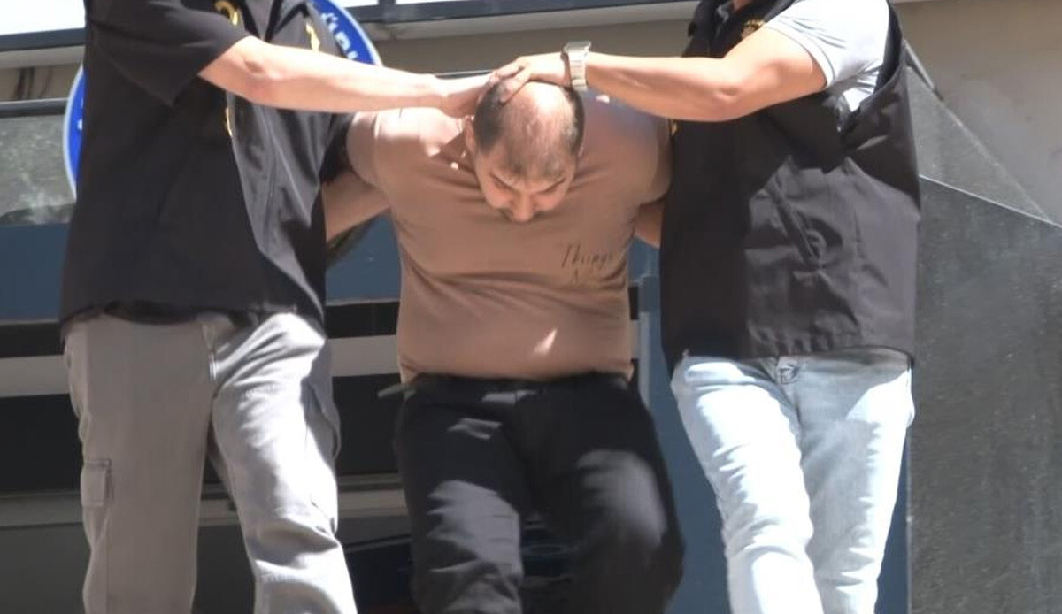 Çocuk kavgasında komşusunu bıçaklayarak öldüren yabancı uyruklu şahıs adliyede Çocuk kavgasında komşusunu bıçaklayarak öldüren yabancı uyruklu şahıs adliyede