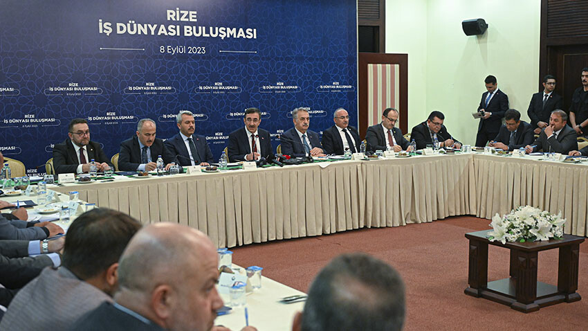 Cevdet Yılmaz'dan mali disiplin mesajı: Kamuda tasarruf son derece önemli Cumhurbaşkanı Yardımcısı Cevdet Yılmaz Rize'de iş insanları ile bir araya geldi