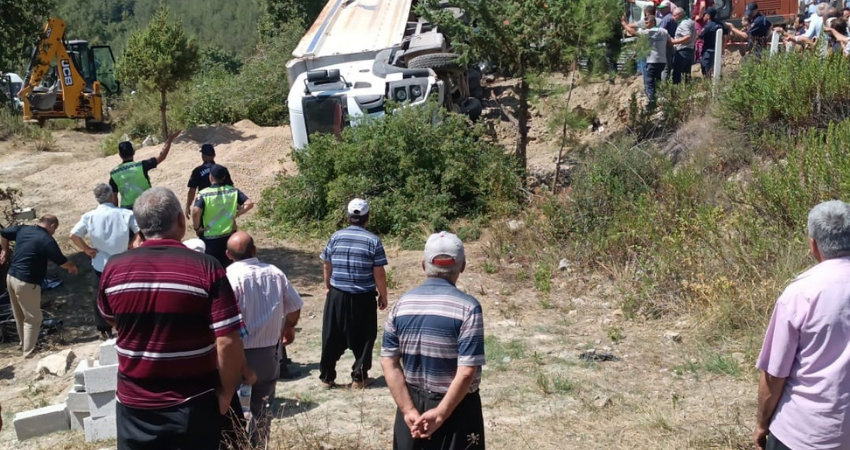KAHRAMANMARAŞ KAMYON KAZASI | Kahramanmaraş’taki kaza nasıl oldu? kazada kaç kişi öldü, yaralandı? Vali ölü ve yaralıların sayısını açıkladı... KAHRAMANMARAŞ KAMYON KAZASI | Kahramanmaraş’taki kaza nasıl oldu? kazada kaç kişi öldü, yaralandı? Vali ölü ve yaralıların sayısını açıkladı...