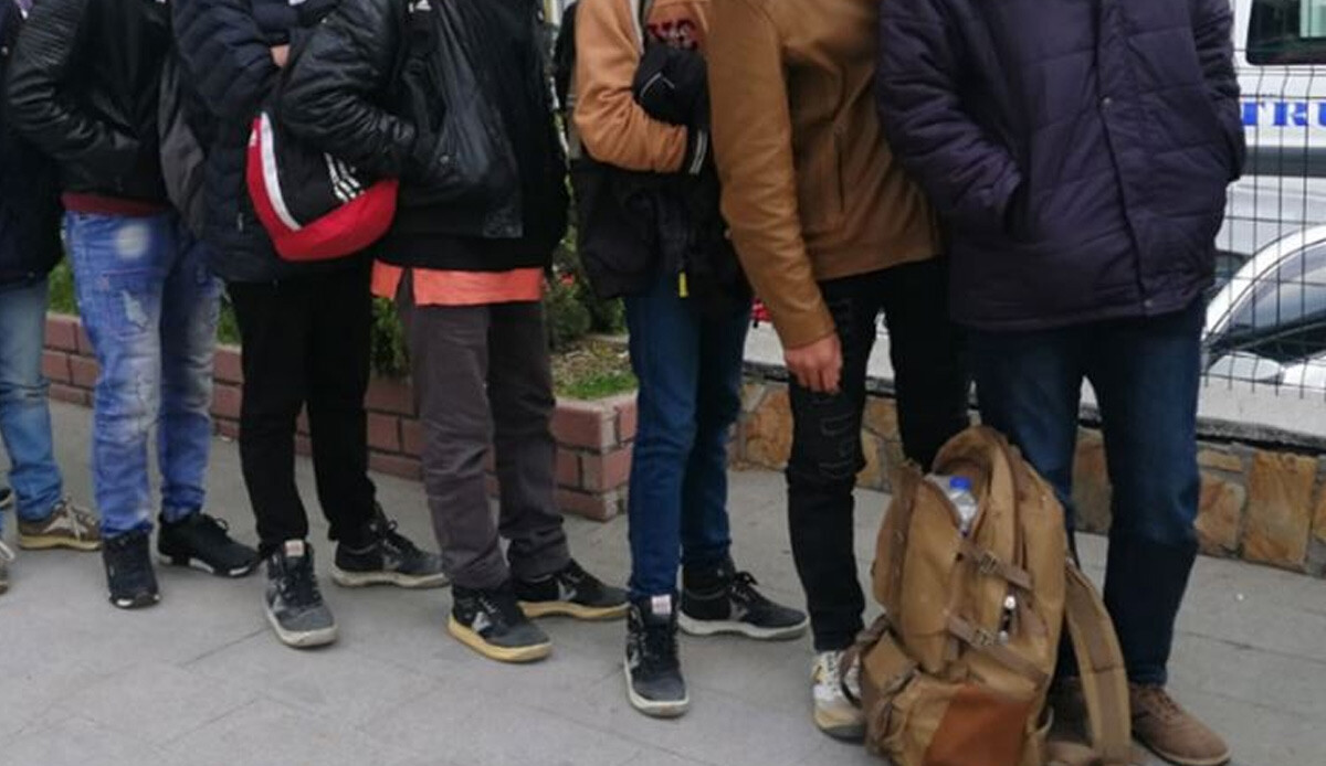 Başakşehir’de kaçak göçmen ihbarı ekipleri harekete geçirdi: Kıskıvrak yakalandılar Başakşehir’de kaçak göçmen ihbarı ekipleri harekete geçirdi: Kıskıvrak yakalandılar