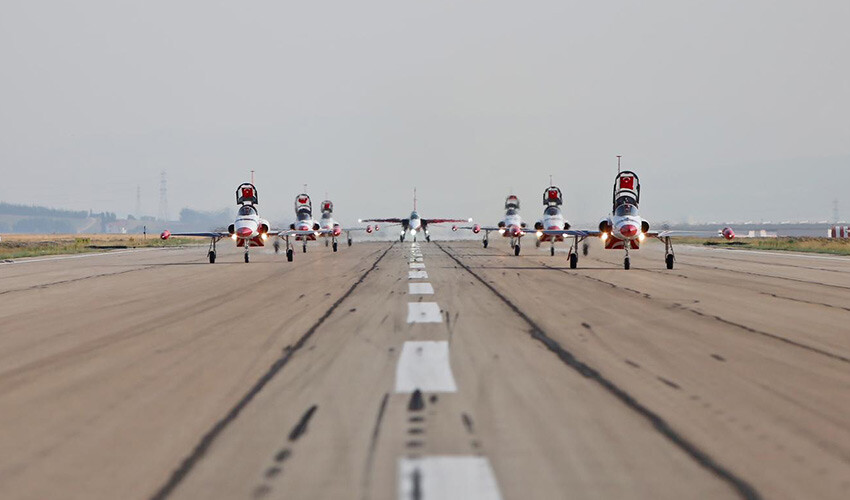 HÜRJET'in Baş Test Pilotu tarihi uçuşa ilişkin konuştu: Sürprizler göreceğiz Türk Yıldızları ile HÜRJET uçuşu