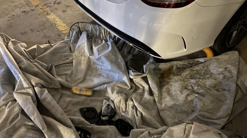 Bayrampaşa’da İSPARK otoparkında araçlara taşlı saldırı: 15 aracın camını taşla kırıp kaçtılar Bayrampaşa’da İSPARK otoparkında araçlara taşlı saldırı: 15 aracın camını taşla kırıp kaçtılar