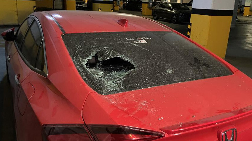 Bayrampaşa’da İSPARK otoparkında araçlara taşlı saldırı: 15 aracın camını taşla kırıp kaçtılar Bayrampaşa’da İSPARK otoparkında araçlara taşlı saldırı: 15 aracın camını taşla kırıp kaçtılar