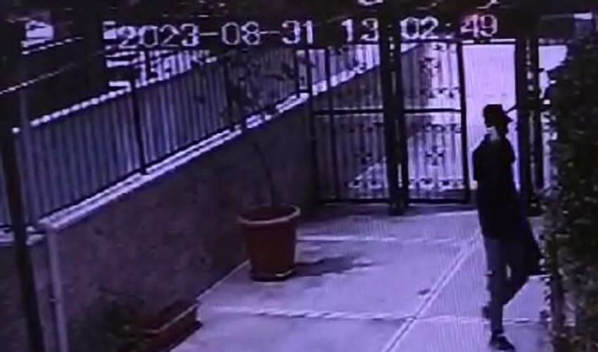Dolandırıcılar 'anneciğim' diyerek kandırdı: Yaşlı kadın bütün servetini kaptırdı Dolandırıcılar 'anneciğim' diyerek kandırdı: Yaşlı kadın bütün servetini kaptırdı