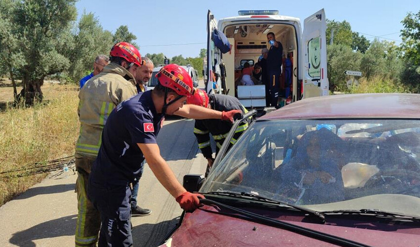 Otomobiller kafa kafaya çarpıştı: Can pazarı yaşandı Otomobiller kafa kafaya çarpıştı: Can pazarı yaşandı