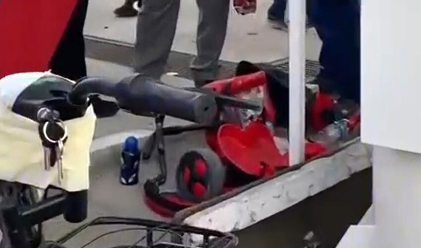 Korkunç kaza anı kamerada: Çocuk bebek arabası sayesinde hayata tutundu