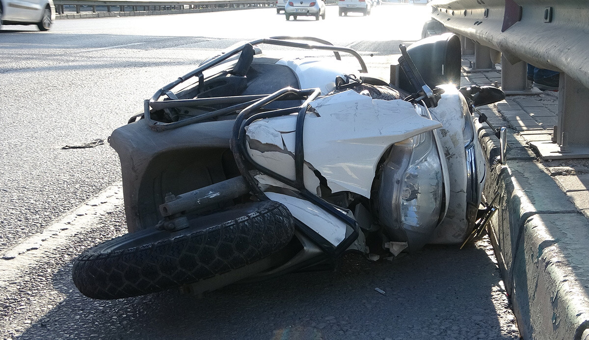 Motosiklet kazasında acı ölüm: Bariyerlere çarparak hayatını kaybetti