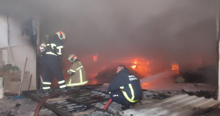 Bursa'da gece saatlerinde korku dolu anlar! Mobilya imalathanesi alevlere teslim oldu