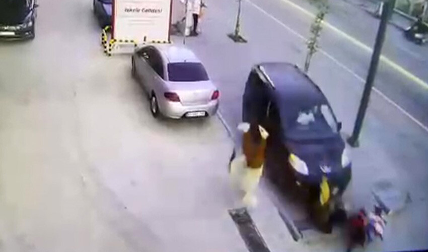 Korkunç kaza anı kamerada: Çocuk bebek arabası sayesinde hayata tutundu