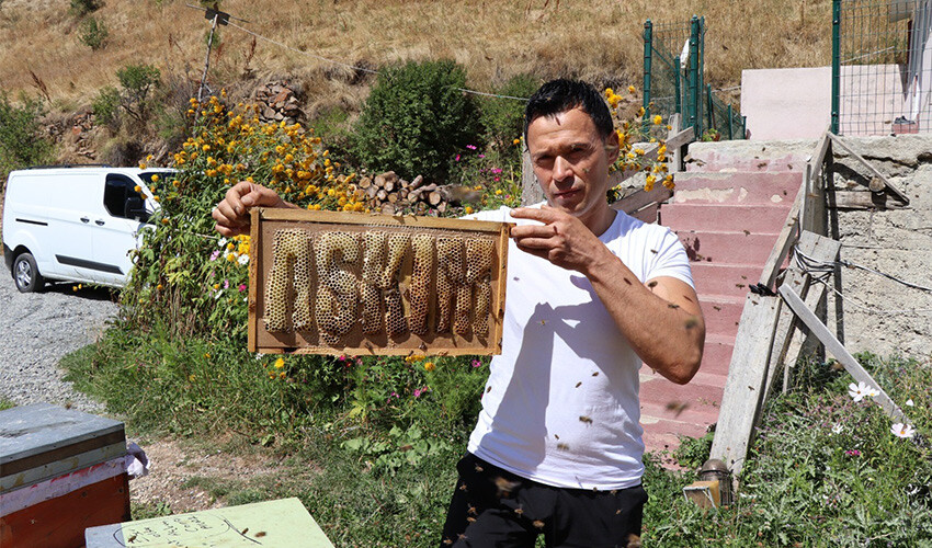 Arılarına yazmayı öğretti: Sınıflarını geçtiler, tatile çıkabilirler Arılarına yazmayı öğretti: Sınıflarını geçtiler, tatile çıkabilirler