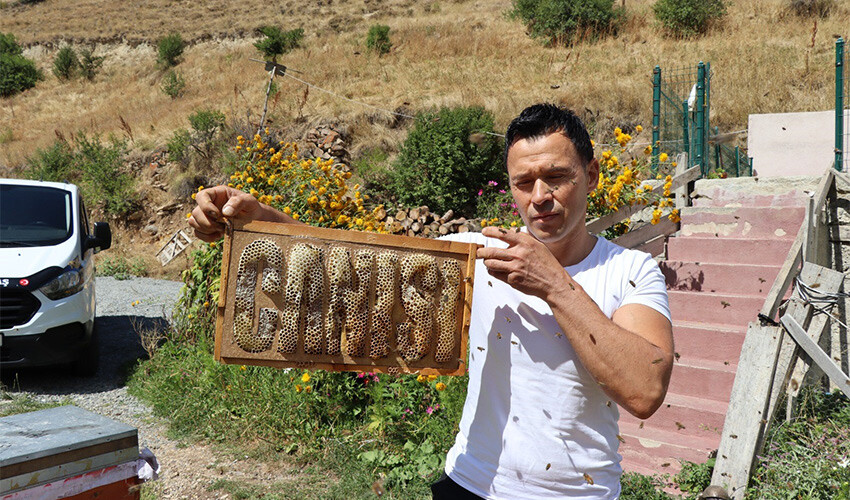 Arılarına yazmayı öğretti: Sınıflarını geçtiler, tatile çıkabilirler Arılarına yazmayı öğretti: Sınıflarını geçtiler, tatile çıkabilirler