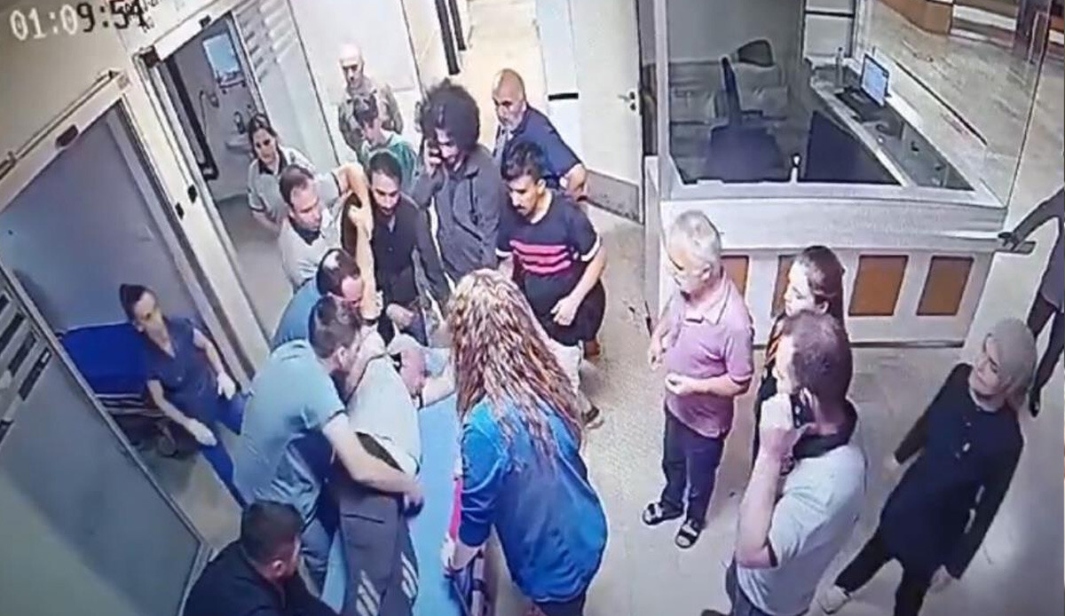 Acil serviste arbede çıktı! Göğsüne darbe alan güvenlik görevlisi kalp krizi geçirdi Acil serviste arbede çıktı! Göğsüne darbe alan güvenlik görevlisi kalp krizi geçirdi