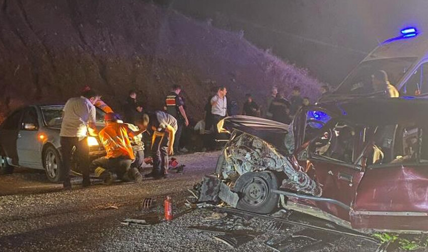 Otomobiller kafa kafaya çarpıştı: Can pazarı yaşandı