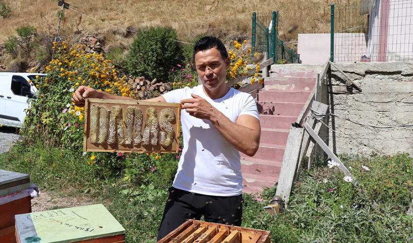 Arılarına yazmayı öğretti: Sınıflarını geçtiler, tatile çıkabilirler Arılarına yazmayı öğretti: Sınıflarını geçtiler, tatile çıkabilirler