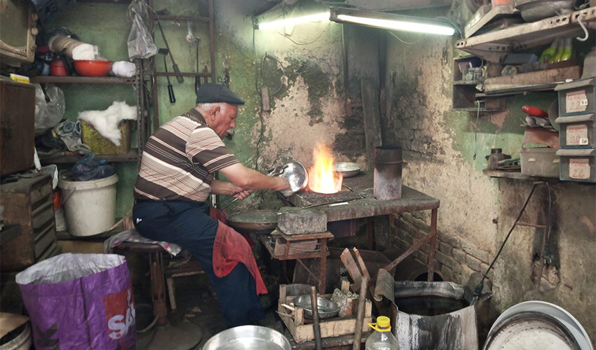 Yarım asırdan fazla kalay ateşini yakıyor: Tek istediği kentte mesleğin devam etmesi