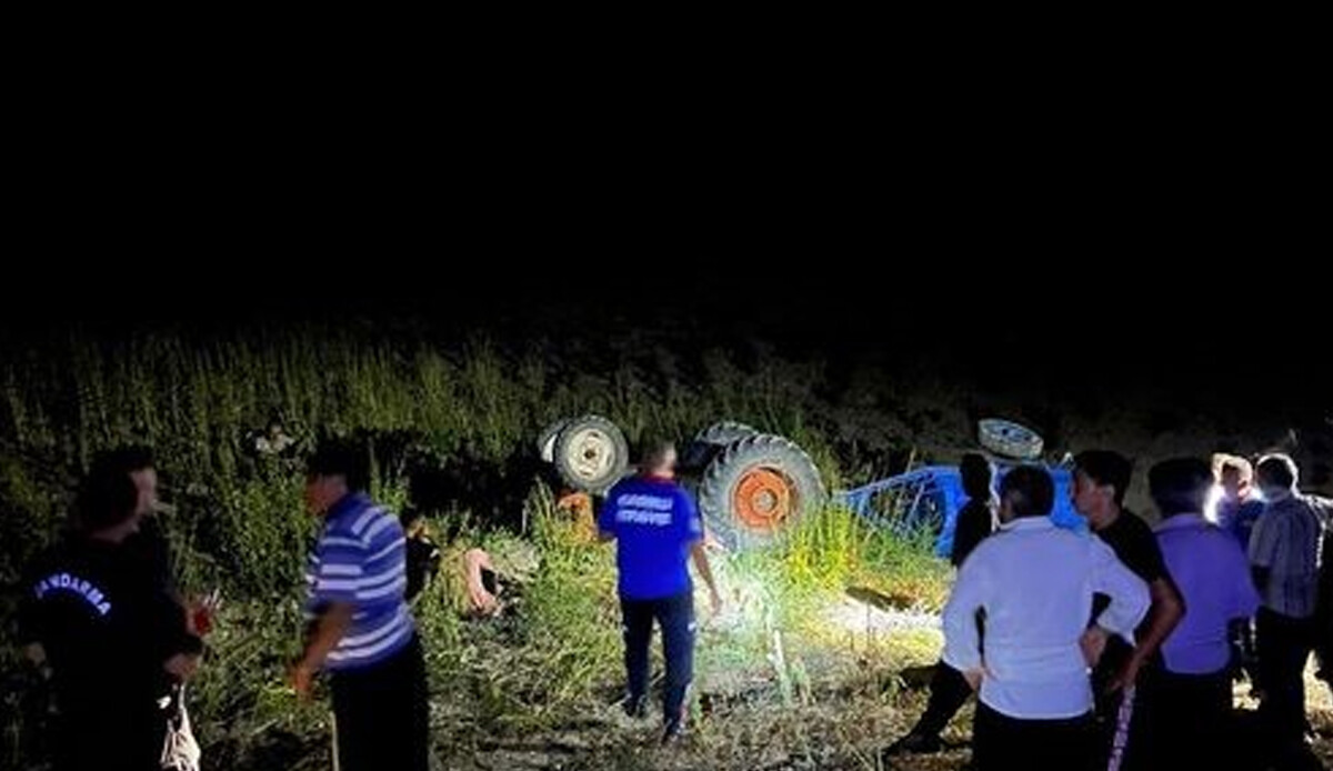 Devrilen traktörün altında hayatını kaybetti Devrilen traktörün altında hayatını kaybetti