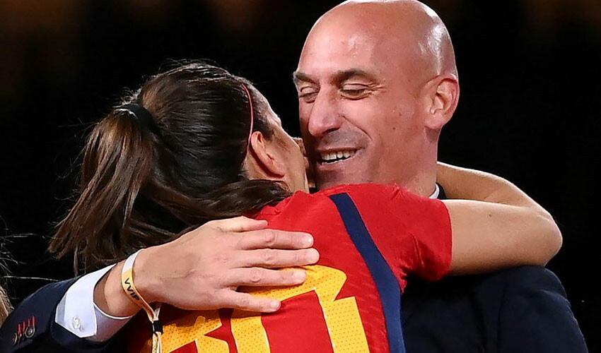 Kadın sporcuya uygunsuz davranan İspanya Futbol Federasyonu Başkanı Luis Rubiales istifa etti Kadın sporcuya uygunsuz davranan İspanya Futbol Federasyonu Başkanı Luis Rubiales istifa etti