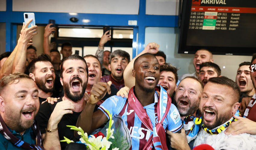 Trabzonspor'un 80 milyon Euro'luk yeni golcüsü Pepe, coşkuyla karşılandı! Taraftarlar havalimanına akın etti Trabzonspor'un 80 milyon Euro'luk yeni golcüsü Pepe, coşkuyla karşılandı! Taraftarlar havalimanına akın etti