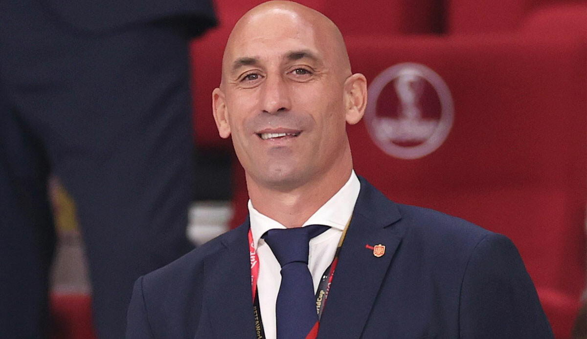 Kadın sporcuya uygunsuz davranan İspanya Futbol Federasyonu Başkanı Luis Rubiales istifa etti Kadın sporcuya uygunsuz davranan İspanya Futbol Federasyonu Başkanı Luis Rubiales istifa etti