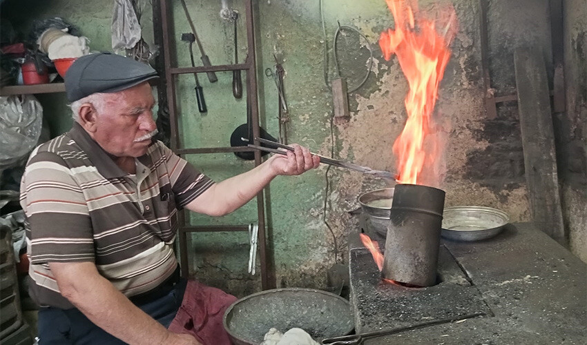 Yarım asırdan fazla kalay ateşini yakıyor: Tek istediği kentte mesleğin devam etmesi