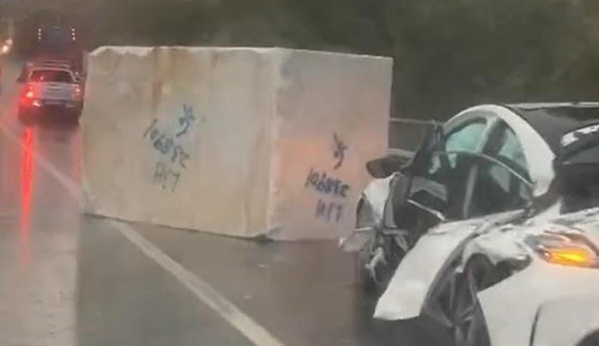 Trafikte facianın eşiğinden dönüldü! Yanlış yüklenen tonlarca ağırlıktaki mermer blok aracı ezdi Trafikte facianın eşiğinden dönüldü! Yanlış yüklenen tonlarca ağırlıktaki mermer blok aracı ezdi