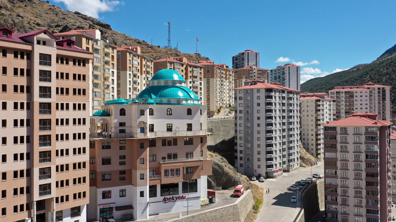 Altı apartman üstü cami: Gümüşhane'deki bu yapıyı görenler hayrete düşüyor