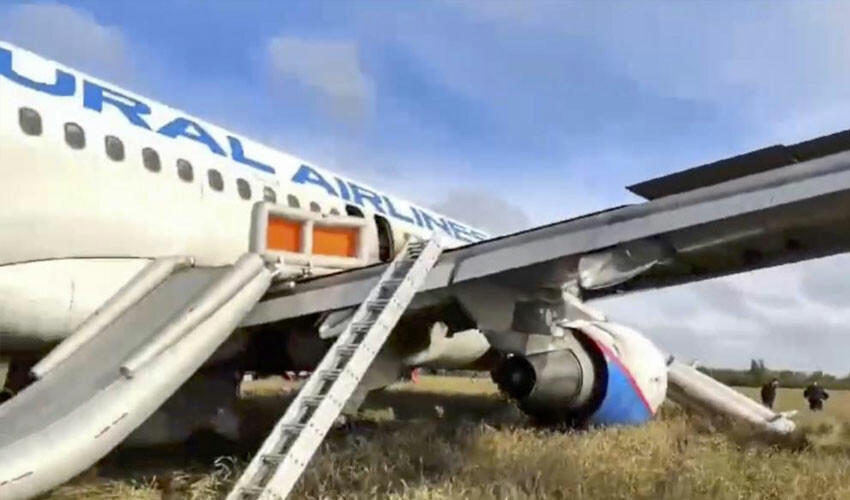 Havada korku dolu anlar! Rusya’da yolcu uçağı tarlaya acil iniş yaptı Havada korku dolu anlar! Rusya’da yolcu uçağı tarlaya acil iniş yaptı