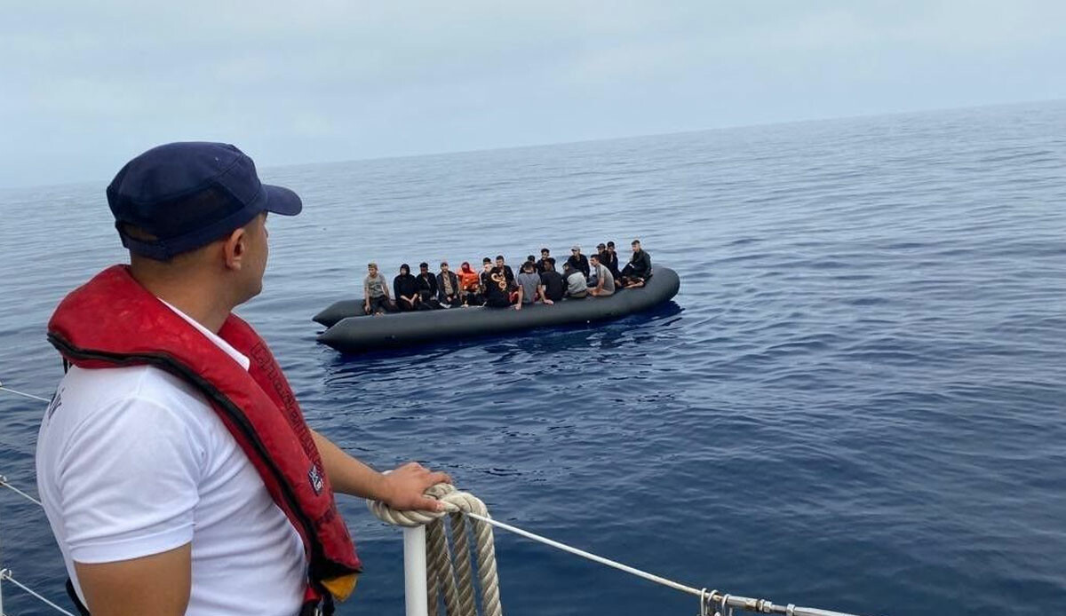Yunanlıların ölüme terk ettiği 33 düzensiz göçmen kurtarıldı