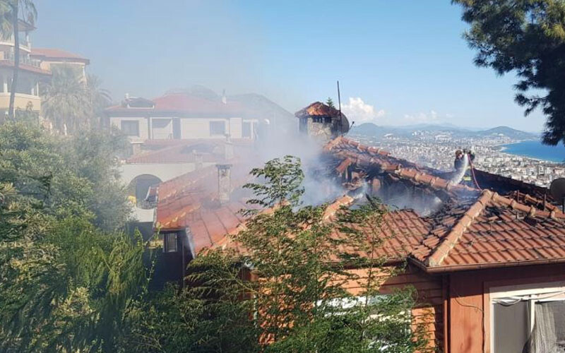 Çam kozalağından sıçradı... Otluk alanda çıkan yangın milyon dolarlık villalara ulaştı! Çam kozalağından sıçradı... Otluk alanda çıkan yangın milyon dolarlık villalara ulaştı!