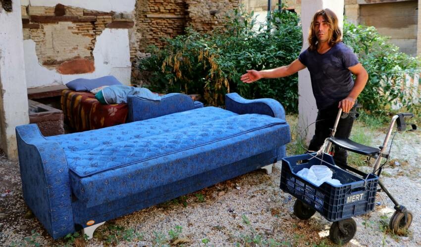 Ev sahibi kirayı 3 kat arttırdı, anlaşamayınca engelli kiracısını sokağa attı