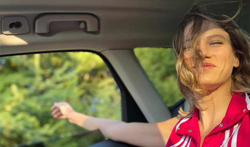 Serenay Sarıkaya, set bitince peruğuna veda etti