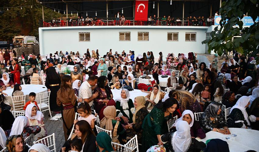 Tam 7 bin kişilik düğün: Takılan takılar adeta şoke etti Tam 7 bin kişilik düğün: Takılan takılar adeta şoke etti