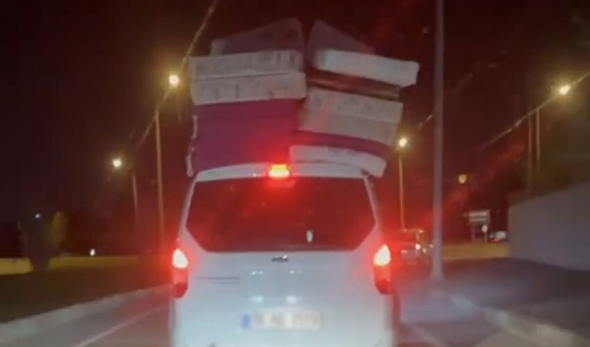 Trafikte tehlikeli anlar: Aracın üstünde bir sürü yatak taşıdı Trafikte tehlikeli anlar: Aracın üstünde bir sürü yatak taşıdı
