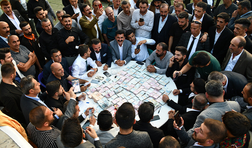 Tam 7 bin kişilik düğün: Takılan takılar adeta şoke etti Tam 7 bin kişilik düğün: Takılan takılar adeta şoke etti