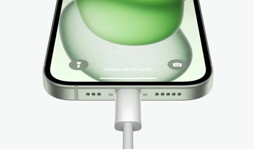 <p>iPhone 15 ve 15 Plus, USB-C şarj ve bağlantı girişine sahip ilk iPhone modelleri oldu. iPhone 15 ve 15 Plus modelleri 48 MP ana kamera, A16 işlemciyle raflara çıkacak. </p>