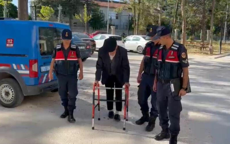 Karısını 25 bıçak darbesiyle öldüren 89 yaşındaki adam adliyeye bastonla getirildi Karısını 25 bıçak darbesiyle öldüren 89 yaşındaki adam adliyeye bastonla getirildi