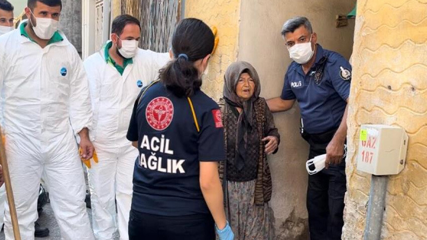 70 yaşındaki teyzenin evinden kamyon kamyon çöp çıktı... İhbarcı komşularına arka arkaya beddua yağdırdı