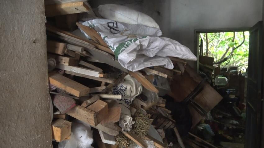 70 yaşındaki teyzenin evinden kamyon kamyon çöp çıktı... İhbarcı komşularına arka arkaya beddua yağdırdı