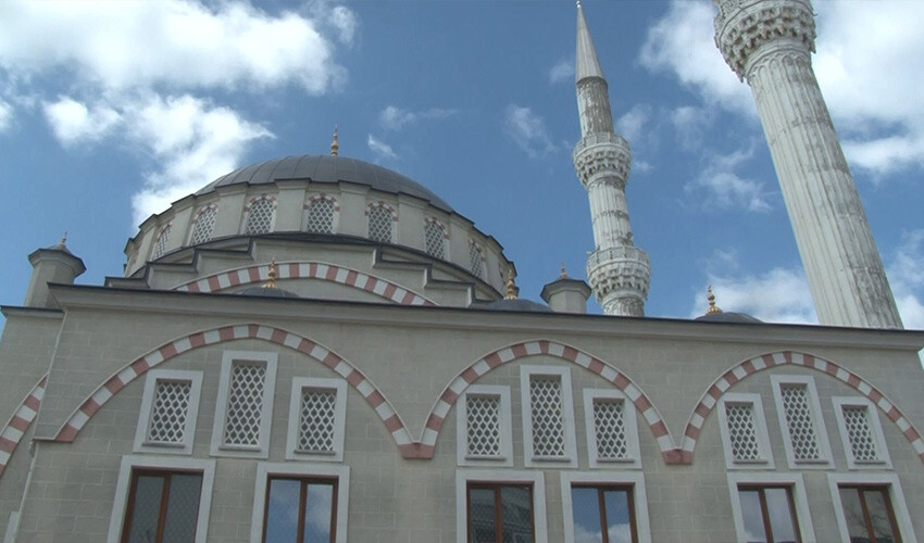 Görenler şoke oldu: Daha 3 günlükken cami avlusuna bırakıldı