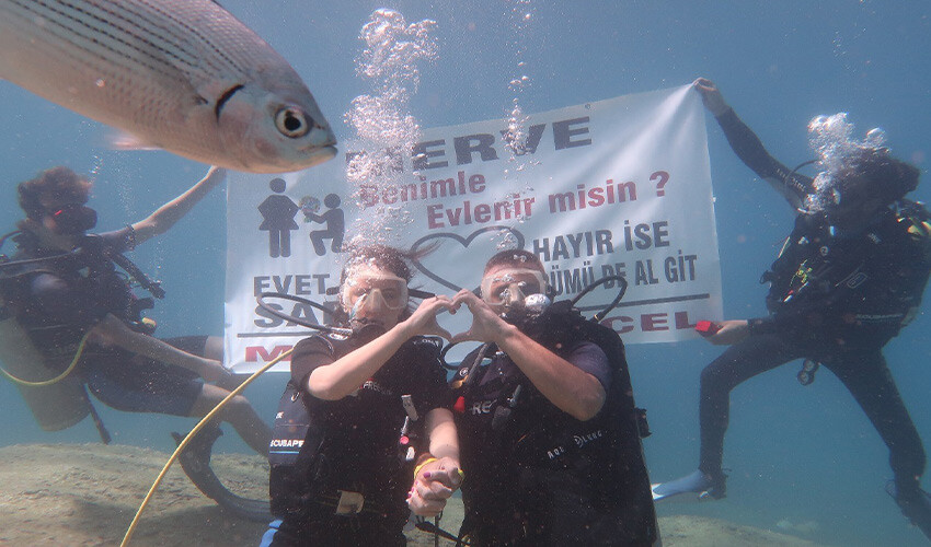 Denizin altında gelen evlilik teklifi: 'Cevabın hayır ise tüpümü de al git'